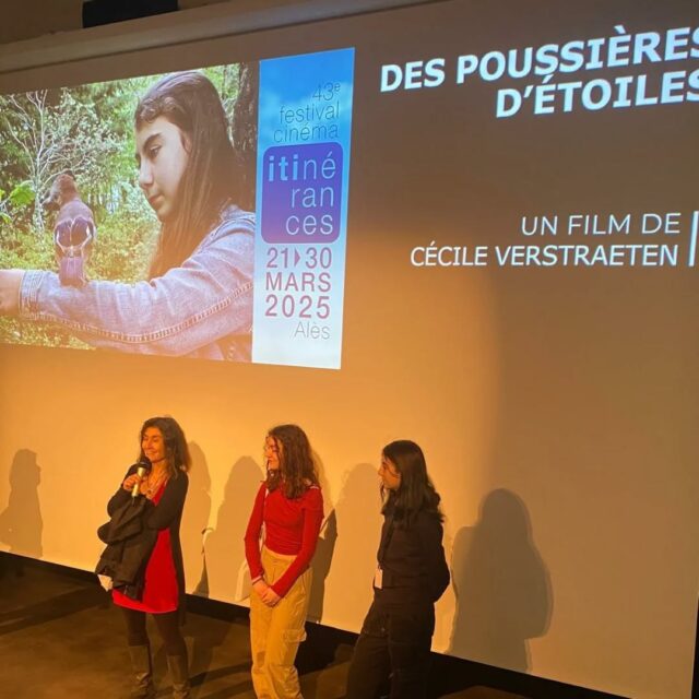 DES POUSSIÈRES D'ÉTOILES de Cécile Verstraeten en première au Festival @itinerances_ales !!!

Un voyage intime et sensoriel au cœur de notre lien au vivant, à travers le portrait de Tristan, éducateur d’oiseaux. 
Dans une douce alchimie, le film nous dévoile comment la proximité avec ces animaux insuffle de la poésie à notre quotidien, transformant subtilement nos perceptions, nos comportements et notre rapport à la vie.

Avec ♡ Tristan Plot, Danaé Perrin-Verstraeten et Siloé Perrin-Verstraeten ♡

@tv7_sudouest @le_cnc - Centre national du cinéma et de l'image animée, @maisondufilm