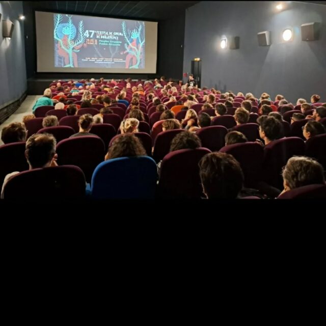 💫 Retour en images sur notre passage au Festival de cinéma de Douarnenez, où Queer me d'Irene Bailo a fait sa première mondiale 🌍🎬
Un moment intense et plein d’émotions !!! 💖

Un immense merci au festival pour son accueil, à la commission LGBTQIA+ pour la sélection de notre film, ainsi qu’au public concerné qui nous a partagé ses réflexions et ressentis. Vos retours si chaleureux font vraiment du bien après toutes ces années de travail ! 🙏🌈

📅 De nouvelles dates de diffusion arrivent bientôt…
Suivez l’Instagram du film 👉 @queerme_film pour ne rien manquer !
@festivaldouarnenez 
@irenedans
@ducardelinstudio