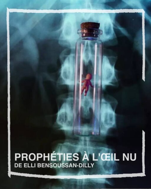 𝐏𝐑𝐎𝐏𝐇É𝐓𝐈𝐄𝐒 À 𝐋'Œ𝐈𝐋 𝐍𝐔
𝐝𝐞 𝐄𝐋𝐋𝐈 𝐁𝐄𝐍𝐒𝐎𝐔𝐒𝐒𝐀𝐍-𝐃𝐈𝐋𝐋𝐘
𝐏𝐫𝐨𝐝𝐮𝐢𝐭 𝐩𝐚𝐫 𝐌𝐢𝐥𝐥𝐞 𝐞𝐭 𝐔𝐧𝐞 𝐅𝐢𝐥𝐦𝐬
𝐅𝐫𝐚𝐧𝐜𝐞 – 𝟐𝟎𝟐𝟓 – 𝟔𝟓’

À vingt ans, on m’a annoncé que j’avais une chance sur deux d’avoir hérité d’une mutation génétique cancérigène. Une chance sur deux, c’est un peu comme une maladie imaginaire. Dans ma famille, je sonde les mythes personnels que nous fabriquons face à une médecine prédictive qui avance à tâtons. La part de mystère que ces sciences veulent éclairer et la maladie mortelle comme probabilité me ramènent souvent à la même question : croire ou savoir ?
@milleetunefilms