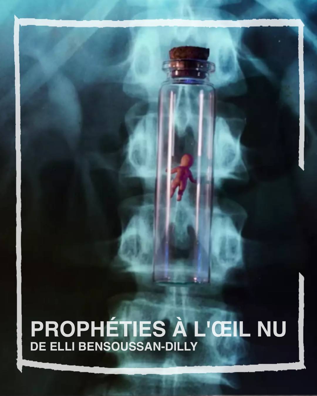 𝐏𝐑𝐎𝐏𝐇É𝐓𝐈𝐄𝐒 À 𝐋'Œ𝐈𝐋 𝐍𝐔
𝐝𝐞 𝐄𝐋𝐋𝐈 𝐁𝐄𝐍𝐒𝐎𝐔𝐒𝐒𝐀𝐍-𝐃𝐈𝐋𝐋𝐘
𝐏𝐫𝐨𝐝𝐮𝐢𝐭 𝐩𝐚𝐫 𝐌𝐢𝐥𝐥𝐞 𝐞𝐭 𝐔𝐧𝐞 𝐅𝐢𝐥𝐦𝐬
𝐅𝐫𝐚𝐧𝐜𝐞 – 𝟐𝟎𝟐𝟓 – 𝟔𝟓’

À vingt ans, on m’a annoncé que j’avais une chance sur deux d’avoir hérité d’une mutation génétique cancérigène. Une chance sur deux, c’est un peu comme une maladie imaginaire. Dans ma famille, je sonde les mythes personnels que nous fabriquons face à une médecine prédictive qui avance à tâtons. La part de mystère que ces sciences veulent éclairer et la maladie mortelle comme probabilité me ramènent souvent à la même question : croire ou savoir ?
@milleetunefilms